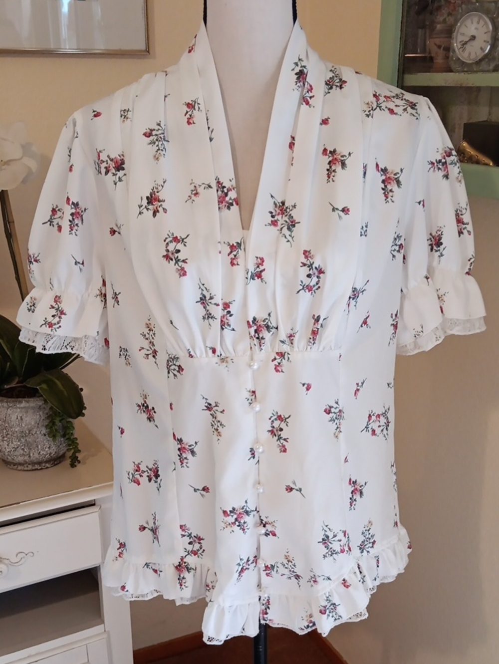 Scarlet Darkness Floral White V-Neck Puff Sleeve Top - Womens